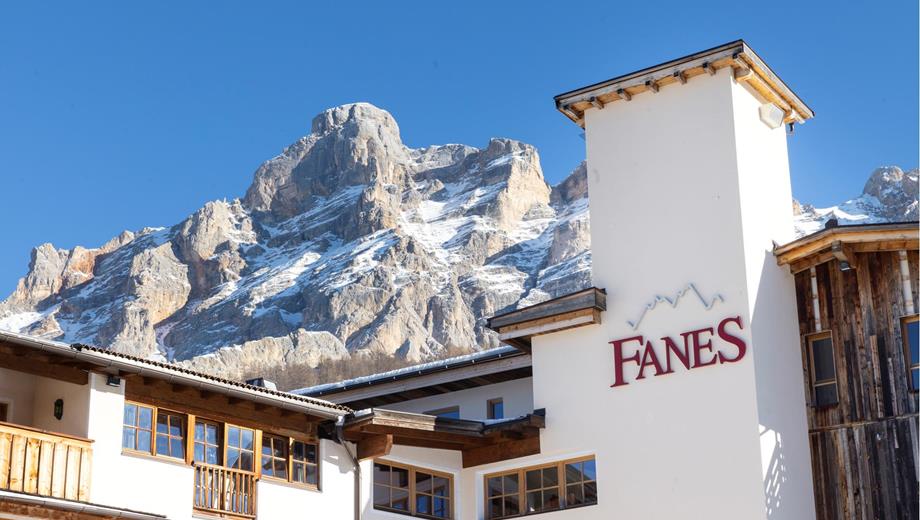 Hotel Fanes vor der Kulisse der verschneiten Dolomiten