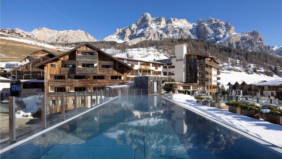 Hotel Fanes con Sky Pool panoramica in inverno