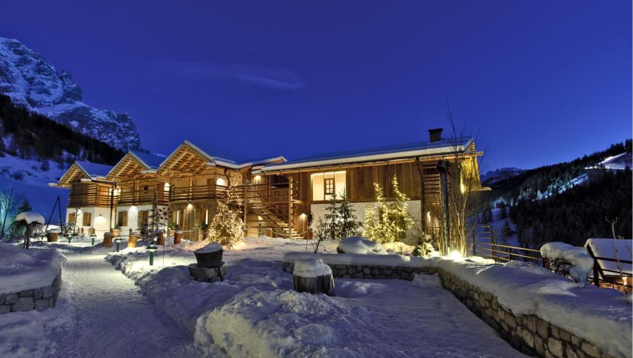 Unsere Chalets von außen im Winter bei Nacht