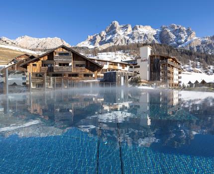 Hotel Fanes mit Sky Pool im Winter