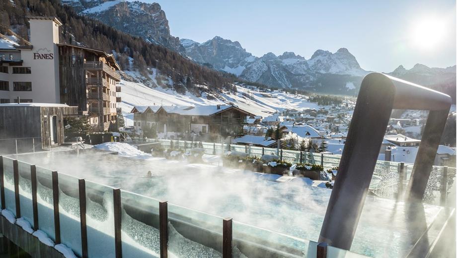 Hotel Fanes mit Sky Pool im Winter