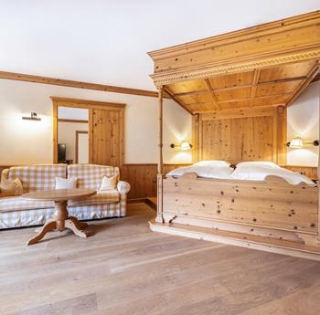 Double room Piz la Ila Superior in Tyrolean style with a four-poster bed