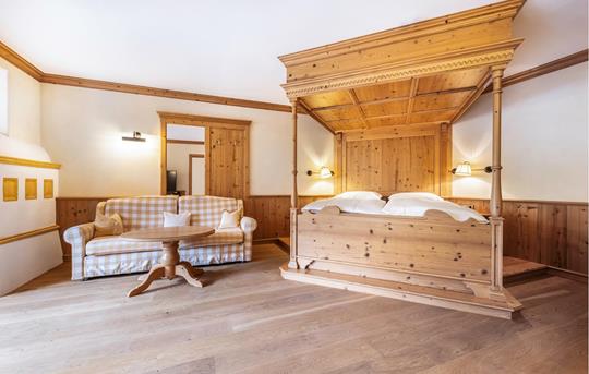 Double room Piz la Ila Superior in Tyrolean style with a four-poster bed