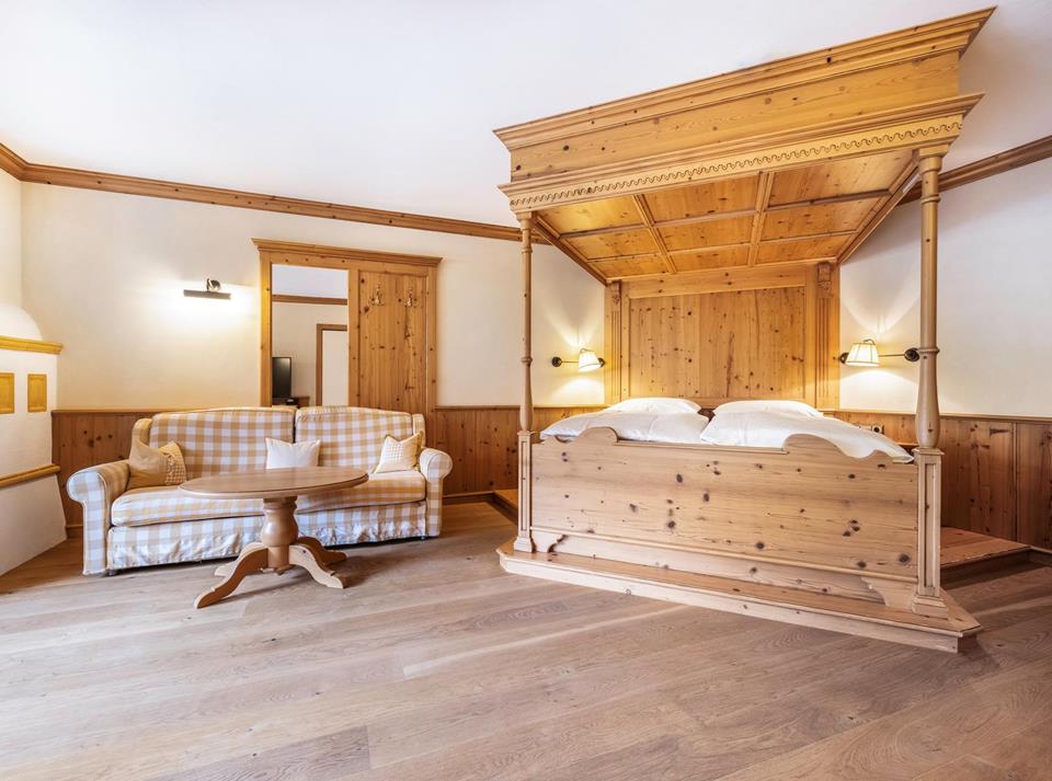 Double room Piz la Ila Superior in Tyrolean style with a four-poster bed