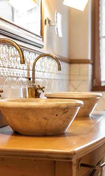 Bathroom with bathtub and two washbasins - Double room Piz la Ila Superior in Tyrolean style